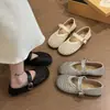 Sapatos Mary Jane de sola macia para uso externo, sapatos de rede, confortáveis, novo estilo de verão 2026, sandálias rasas respiráveis vazadas com uma única tira