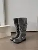 Botas largas de suela gruesa para pantorrilla ancha con aspecto vintage desgastado, hebilla de cinturón, punta redonda, botas plisadas apiladas, botas de motocicleta de caña alta para mujer