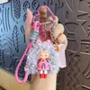 Llavero Colgante de Niña Caricaturesca Moderna Genial con Cabello Rizado, Muñeca Sabor Leche, Decoración para Bolso Femenino, Llavero de Regalo Pequeño