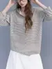 Camiseta con capucha de algodón ligero y ligeramente elástico 'Temporada Relajada' para mujer, con tapeta de media botonadura y rayas de color contrastante