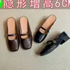Mules Fechadas Mary Jane Estilo Retrô Francês com Salto Grosso em Couro Macio e Fecho de Velcro, Aumento Interno de Altura, Modelo Feminino Novo Verão 2026