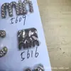 Venta Directa de Fábrica de Diversas Placas de Aleación de Zinc Marca Miao, Etiquetas de Letras Metálicas, Etiquetas Cosidas a Mano y Etiquetas para Ropa