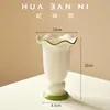 Vaso de Cerâmica na Cor Creme com um Lindo Design, Único e Estiloso, Perfeito para Arranjos de Flores na Sala de Estar, Decoração Deslumbrante para Mesa e Hall de Entrada