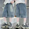 Shorts Jeans de Verão para Meninos 2026 Novo Estilo Roupa Infantil Versão Coreana Fresco e Estiloso Roupa de Trabalho Versátil Calça de Cinco Pontos Calça de Comprimento Médio