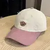 Gorra de Béisbol de Pana con Oso de Dibujos Animados para Mujer Ala Ancha Hace que la Cara Parezca Más Pequeña Gorro Grueso y Cálido Estilo Coreano Parte Superior Suave Gorra Plana Moderna