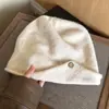 Gorro de Lana Holgado Estilo Coreano Retro con Insignia Metálica para Otoño Invierno 2026 Nuevo para Mujer Cubre Cabeza Cálido Protección contra el Frío Gorro