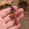 Pendente de Cruz de Madeira Versátil Missionário Novo Retro Transfronteiriço Europeu e Americano Colar de Corda de Cera Joias para Homens e Mulheres Venda por Atacado