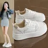 Tênis brancos de sola grossa para mulheres 2026 novo estilo popular sapatos femininos de verão super bonitos versáteis sapatos que aumentam a altura casuais tênis de plataforma