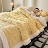 Manta de jacquard de doble capa de lana de cordero, engrosada para otoño e invierno, adecuada para siestas en la oficina, forro polar de coral y como funda de sofá para habitaciones con aire acondicionado