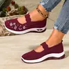 Sapatos de pano femininos estilo Pequim antigo, novos sapatos casuais de verão de corte baixo 2026 para senhoras, sapatos slip-on preguiçosos para mães