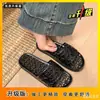 Pantuflas de gelatina cristalina de moda para mujer, con diseño hueco, drenaje completo, adecuadas para el baño, antideslizantes, de secado rápido y estilo de una tira negra.