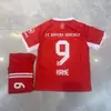 25-26Br Casa Vermelho Número 9 Camisa de Futebol Infantil com Duas Listras Impressão Digital Tamanhos 14-30