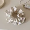Scrunchie Floral Branco Leitoso Estilo Suave para Mulheres, Elástico de Cabelo Elegante Estilo Coreano para Coque, Acessório de Cabelo Doce e Fofo