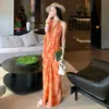 Vestido estampado com decote halter para afinar a silhueta feminina, vestido longo de verão em tecido transparente laranja coral, caimento justo