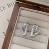 Pendientes y collar de moda minimalista europeo y americano con diseño irregular de línea en forma de corazón brillante para mujer, diseño de nicho, lujo ligero y pendientes exquisitos