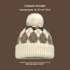 Conjunto de Gorro de Punto y Calentador de Cuello para Mujer, Otoño e Invierno, Estilo Europeo y Americano, Forro de Felpa, Cortavientos, Protección para Orejas y Cuello, con Pompón, Transfronterizo