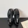 Zapatos slip-on 2026 planos simples estilo nuevo punta cuadrada perezosa versión coreana zapatos bajos con lazo primavera y otoño suela blanda