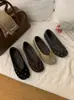 Coleção estilo coreano 2026: sapatos deslumbrantes e lindos de bolinhas com biqueira dividida para o início da primavera, confortáveis e baixos, perfeitos para mulheres