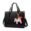 Bolso Tote Retro Simple de Gran Capacidad para Mujer 2026 Nuevo Modelo con Colgante de Caballo Bolso de Hombro Estilo Europeo y Americano Bolso Cruzado para Viaje