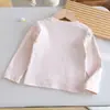 Camiseta base de rayas para niña, estilo dos piezas falso, manga larga, 26 nuevo estilo de otoño, linda camiseta con gato de dibujos animados tridimensional para bebés, moderna
