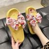 Producto Nuevo de Verano 2026 Hecho a Medida, Suministro Directo del Fabricante, Pantuflas Casuales de Interior y Exterior con Moño de Fresa, Pantuflas de Moda para Mujer