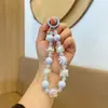 Nova Corrente de Celular Redonda com Contas de Desenho Animado Doce Lanyard Curto para Celular Pulseira de Pulso Resistente a Quedas Pingente para Capa de Celular Feminina