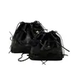 Bolsa de Ombro Transversal Balde com Corrente e Laço de Nicho Feminina 2024 Verão Nova Fashionável Multifuncional Mochila