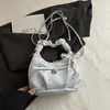 Bolso plisado con estampado floral nuevo 2026, un estilo delicado y femenino, con cadena de perlas y un dulce lazo, perfecto como bolso cruzado pequeño