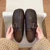 Novos sapatos baixos estilo britânico 2026, mocassins femininos com bico redondo clássico, apresentando um design exclusivo de bico dividido, perfeitos para o outono e feriados