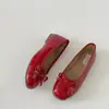 Zapatos planos rojos retro franceses de boca poco profunda de venta caliente para mujer, verano 2026, nuevo estilo para combinar con faldas, suela suave, zapatos Mary Jane