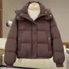 La chaqueta de algodón acolchada de moda de este año para mujer, nuevo estilo invierno 2026, abrigo corto de algodón popular para figuras petite, abrigo cálido
