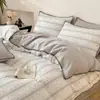 Nuevo modelo primavera y verano todo algodón estampado gofrado simple juego de casa de cuatro piezas dormitorio de estudiante tipo todo estación juego de tres piezas A 4