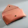 Estuche para Gafas Suministro Directo del Fabricante Estuche Tipo Sobre con Borde Oleoso de PU Estuche para Lentes Ópticas Caja de Almacenamiento para Gafas de Sol Se Puede Imprimir con L