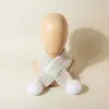 Cachecol de Tricô Cruzado Cor Sólida Estilo Europeu e Americano para Bebê, Novo Modelo com Pompons, Aquecedor de Pescoço Infantil para Outono e Inverno, Cobertura de Pescoço Versátil para Crianças