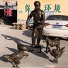 Escultura de figura cuadrada, tradicional anciano alimentando pollos, costumbres populares, adornos callejeros, paisaje, escultura de figura de bronce fundido
