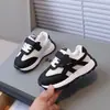 Nuevas zapatillas transpirables de malla para primavera y otoño para niños, zapatillas deportivas casuales antideslizantes de suela blanda para niñas