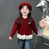 Nueva colección de otoño 2026: Ropa exterior elegante y versátil para niñas, incluyendo cárdigans y tops, perfecta para el otoño para bebés y niños.