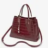 Nova bolsa tote retrô vermelha para o dia a dia 2026 com design de alça larga, elegante e estilosa, perfeita para cerimônias de noivado e casamentos