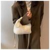 Bolso de mano de felpa de alta calidad para mujer, nueva moda 2023, bolso peludo de otoño e invierno, bolso mensajero con cadena de nicho versátil