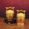 Adorno de olla dorada que atrae la fortuna con lingotes de oro incorporados, cabeza de doble dragón y asa, una decoración para la entrada del hogar para la acumulación de riqueza y la prosperidad empresarial