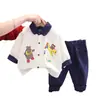 Nuevo traje de otoño para niños con estampado de oso de viaje, manga larga para hombre, bebé, pantalones deportivos casuales, dos piezas, moda, primera generación de pelo
