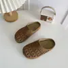 Chinelos Fechados Multicor da Moda para Meninas 2026 Nova Coleção Primavera Crianças Retro Planos Vazados para Exterior Fechados