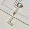 Pingente de chaveiro de carro com 26 letras em inglês cravejado de diamantes transfronteiriço, decoração de bolsa com strass de argila, atacado de chaveiro de celular
