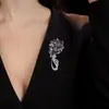 Broche de Ramo de Moda Europea y Americana, Pin de Diseño de Nicho de Alta Gama para Mujer, Broche de Cristal Elegante y con Estilo, Accesorio para Traje