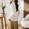 Foto real de la nueva ropa casual de otoño elegante para mujer: camisa de gasa con cuello, top, cárdigan, blusa, camiseta básica, camisa