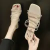 Moda de Celebridad de Internet Zapatillas Súper Calientes para Usar Afuera Verano 2025 Nuevo Estilo de Hada Zapatos Sexy de Tacón Medio para Mujeres con Faldas