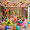 Decoración de escena de fiesta de cumpleaños en sala privada de hotel, fuegos artificiales de dopamina coloridos, globos largos para una atmósfera alegre