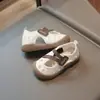 Sandalias para Niños 2026 Verano Nuevo Estilo Sandalias Cerradas de Suela Suave para Niñas, Zapatos de Playa Transpirables Huecos para Niños