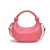 Bolsa de Mão Texturizada em Forma de Meia-Lua para Mulheres 2025 Verão Nova Moda Versátil Bolsa de Axila Simples Casual Estilo Ocidental Bolsa Transversal