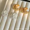 Pendientes de botón de plata 925 con estilo metálico en forma de C, de moda, para commuting, nicho, joyería, diseño de malla europeo y americano, remaches